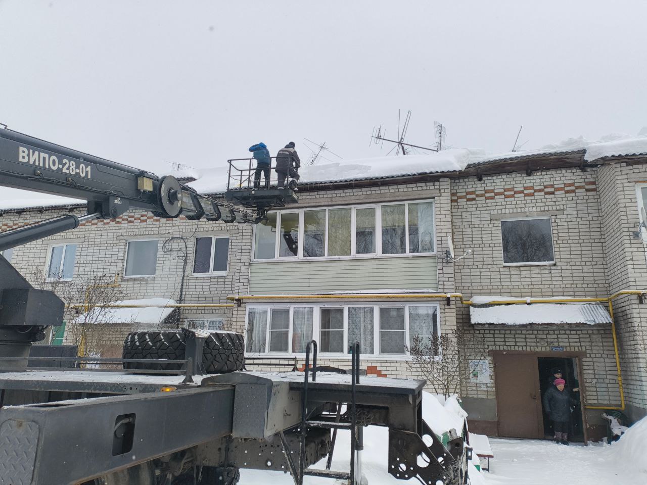 При надзорном сопровождении прокуроров в регионе продолжается восстановление обрушившихся под тяжестью снега кровель многоквартирных домов При надзорном сопровождении прокуроров в регионе продолжается восстановление обрушившихся под тяжестью снега кровель многоквартирных домов