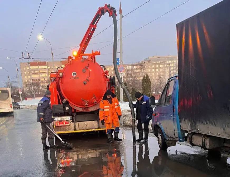 Две бригады ЦУГД ежедневно чистят по 35-50 колодцев и решеток ливневок Две бригады ЦУГД ежедневно чистят по 35-50 колодцев и решеток ливневок