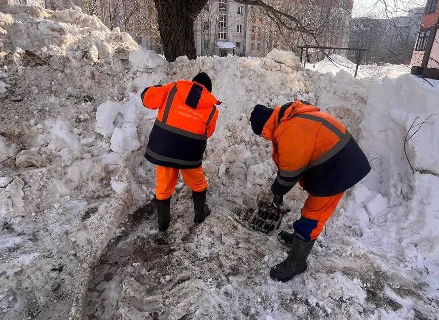 Две бригады ЦУГД ежедневно чистят по 35-50 колодцев и решеток ливневок Две бригады ЦУГД ежедневно чистят по 35-50 колодцев и решеток ливневок