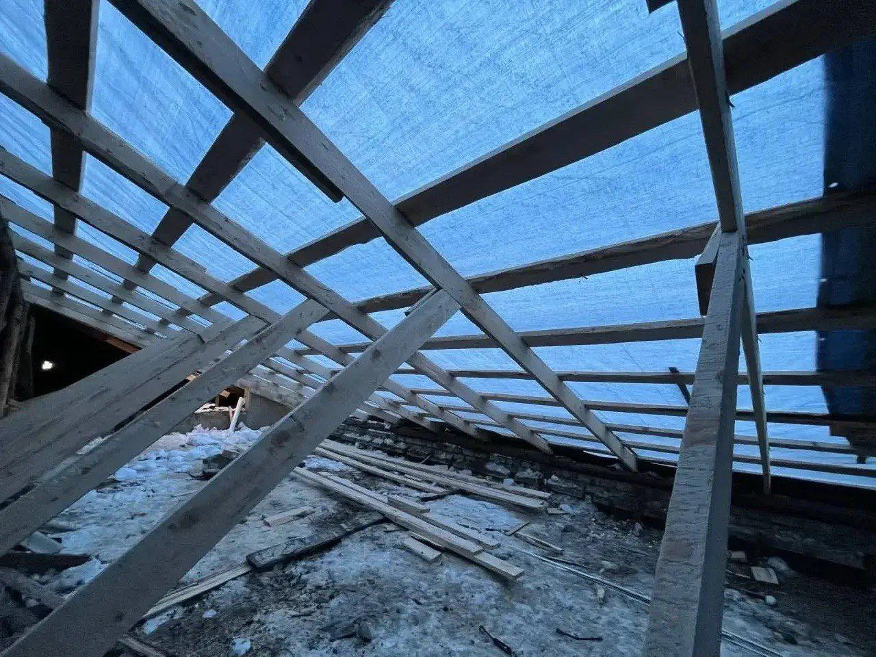 При надзорном сопровождении прокуроров в регионе продолжается восстановление обрушившихся под тяжестью снега кровель многоквартирных домов При надзорном сопровождении прокуроров в регионе продолжается восстановление обрушившихся под тяжестью снега кровель многоквартирных домов