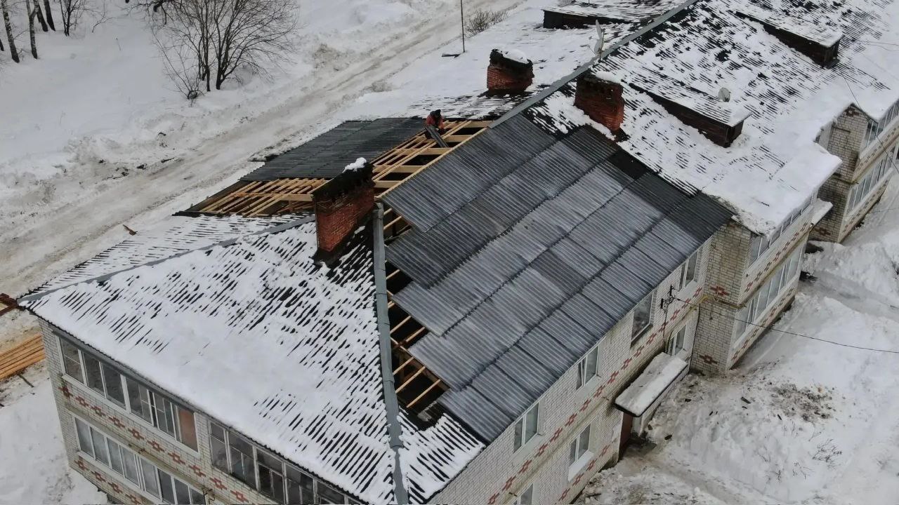 При надзорном сопровождении прокуроров в регионе продолжается восстановление обрушившихся под тяжестью снега кровель многоквартирных домов При надзорном сопровождении прокуроров в регионе продолжается восстановление обрушившихся под тяжестью снега кровель многоквартирных домов