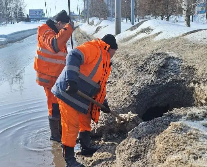 Две бригады ЦУГД ежедневно чистят по 35-50 колодцев и решеток ливневок Две бригады ЦУГД ежедневно чистят по 35-50 колодцев и решеток ливневок