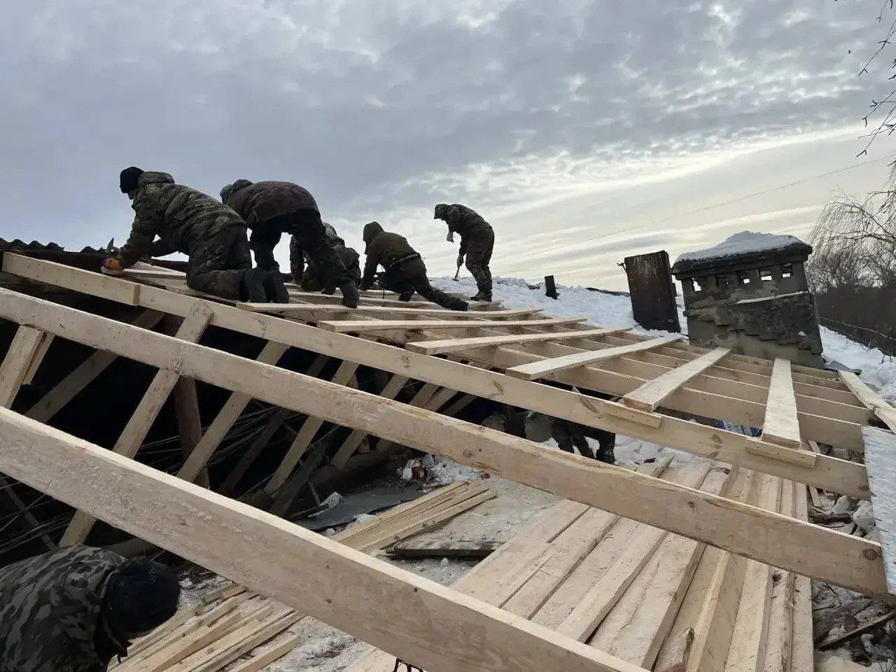 При надзорном сопровождении прокуроров в регионе продолжается восстановление обрушившихся под тяжестью снега кровель многоквартирных домов