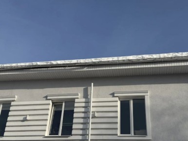 В Гусь-Хрустальном 80-летняя женщина пострадала из-за падения наледи с крыши дома