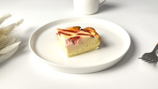 Роскошная творожная запеканка с клубникой: легко и быстро!