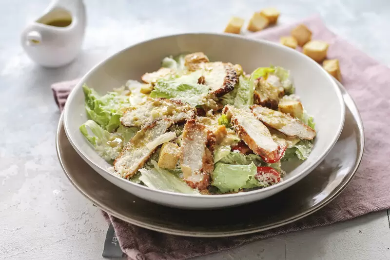 Как приготовить идеальный салат Цезарь: секреты и советы