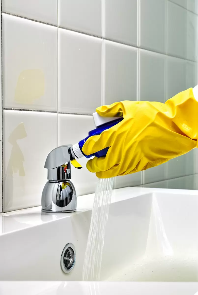 Как эффективно очистить сантехнику от налета: секреты безопасного использования спрея