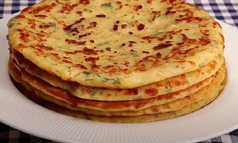 Сытные блины с колбасой и сыром: удивительный перекус за считанные минуты