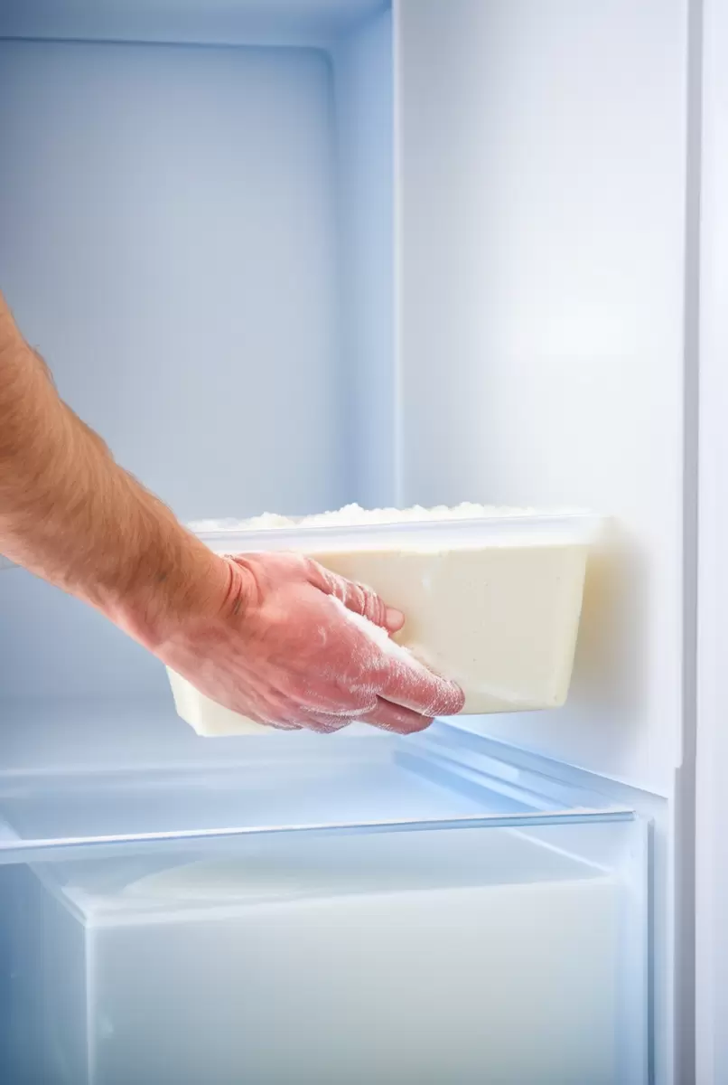 Как эффективно бороться с ледяной проблемой в холодильнике: выбираем безопасные методы