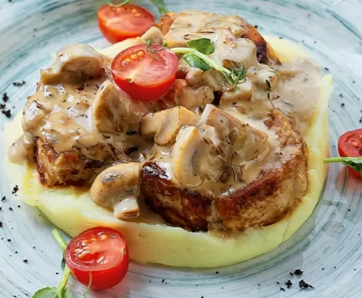 Нежные куриные медальоны с грибным соусом: секреты идеального ужина