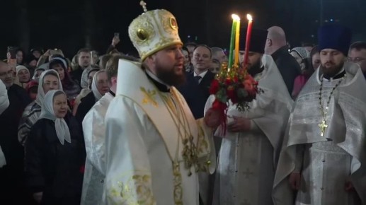 Сотни жителей Владимира пришли на Пасхальную службу в Успенский собор