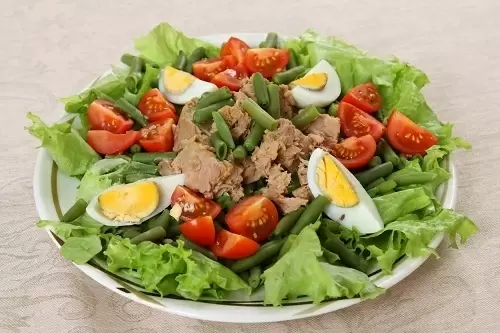 Легкий и питательный салат с тунцом и фасолью: быстро и вкусно