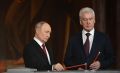 В ночь на 12 апреля Президент России В.В.Путин вместе с мэром Москвы С.С.Собяниным присутствовал на пасхальном богослужении в храме Христа Спасителя