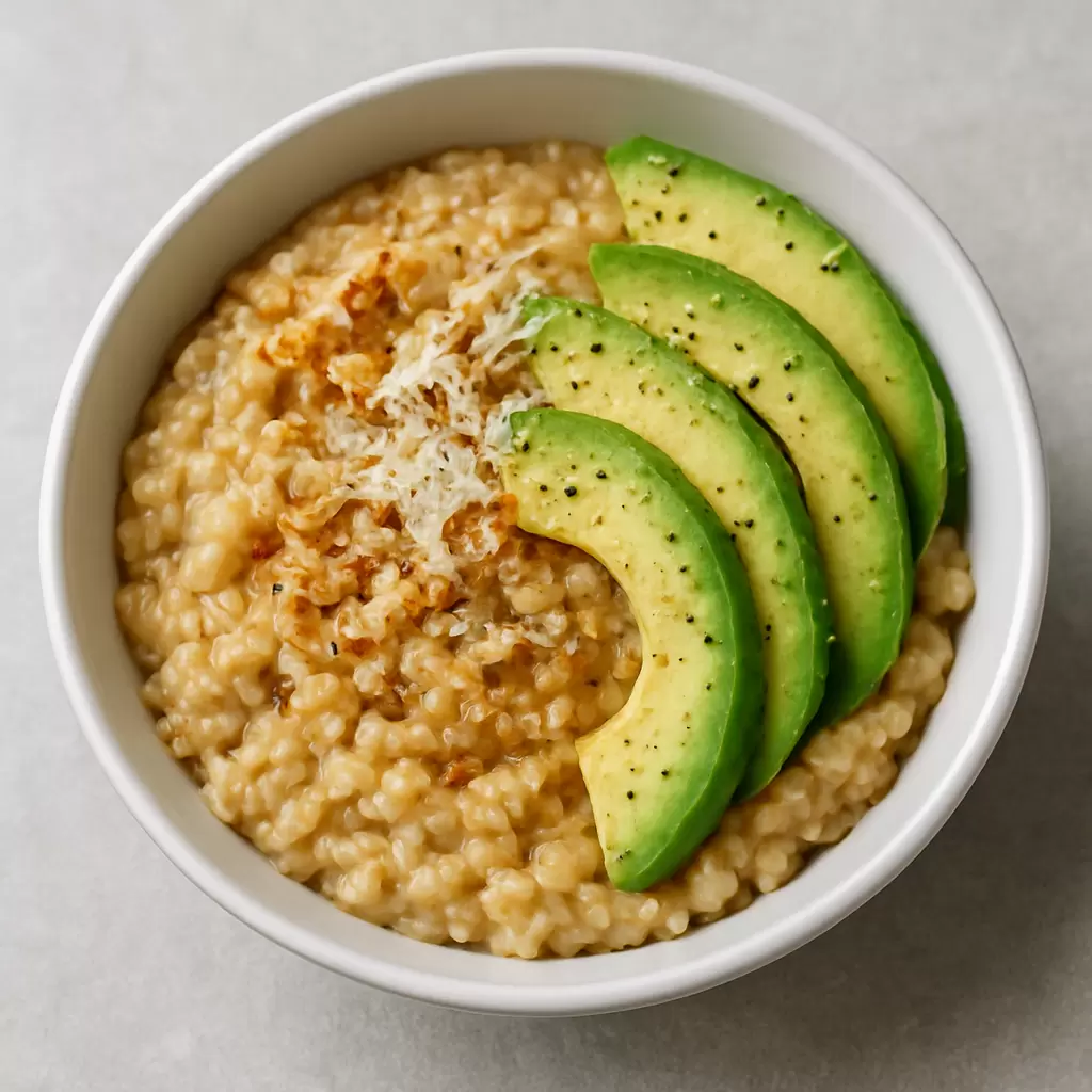 Овсянка с авокадо: вкусный завтрак с неожиданной ноткой здоровья