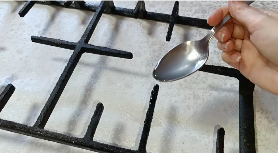 Эффективная очистка решеток газовой плиты: старый метод в новом свете