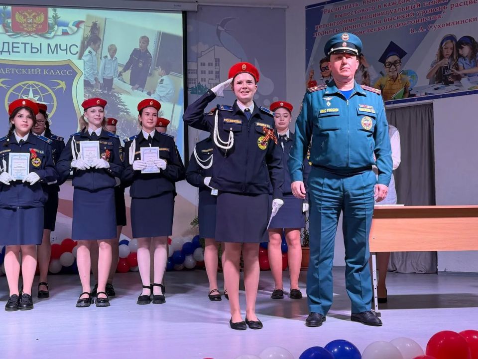 Кадеты пожарно-спасательного профиля в Симферополе получили выпускные свидетельства Кадеты пожарно-спасательного профиля в Симферополе получили выпускные свидетельства