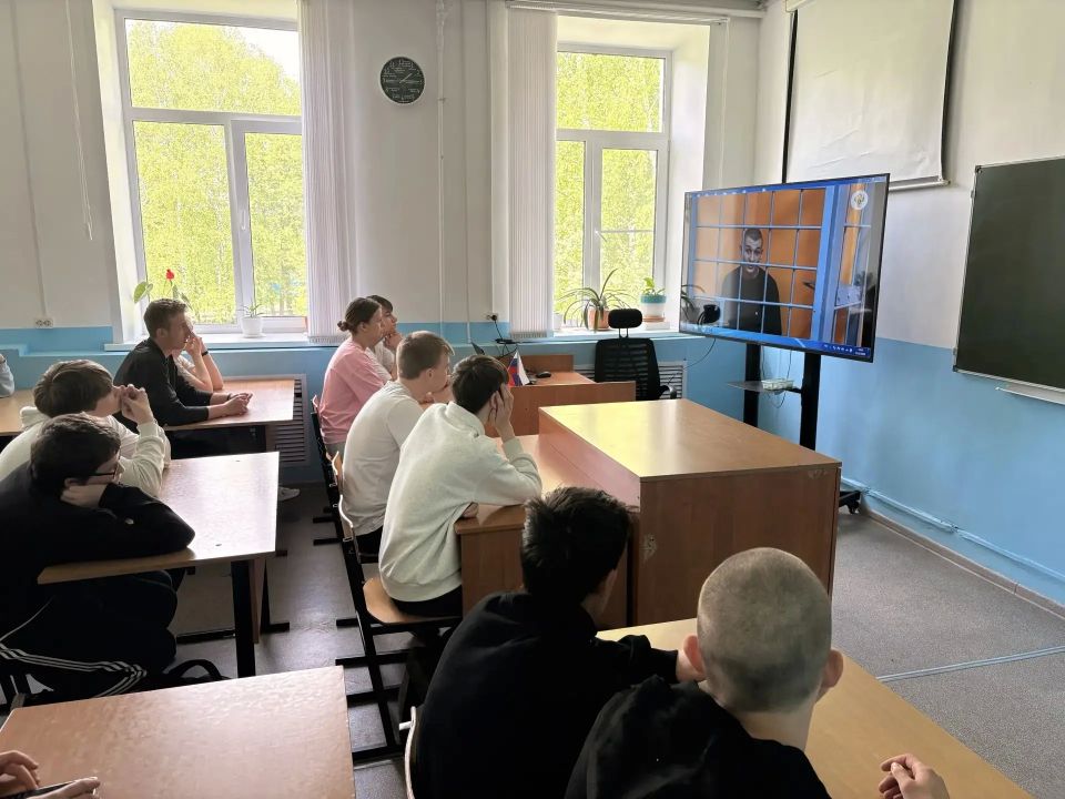 В Меленках помощник прокурора района Евгения Назарова рассказала школьникам об ответственности несовершеннолетних В Меленках помощник прокурора района Евгения Назарова рассказала школьникам об ответственности несовершеннолетних