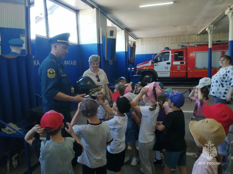 Малыши города Вязники познакомились с героической профессией пожарного Малыши города Вязники познакомились с героической профессией пожарного