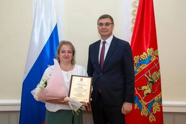 Александр Авдеев вручил премии руководителям из сферы образования региона Александр Авдеев вручил премии руководителям из сферы образования региона