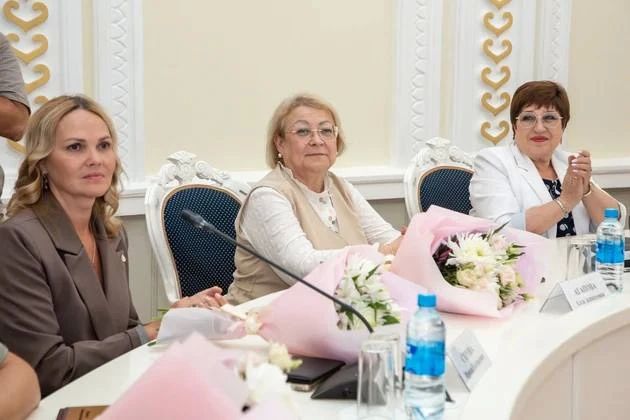 Александр Авдеев вручил премии руководителям из сферы образования региона Александр Авдеев вручил премии руководителям из сферы образования региона