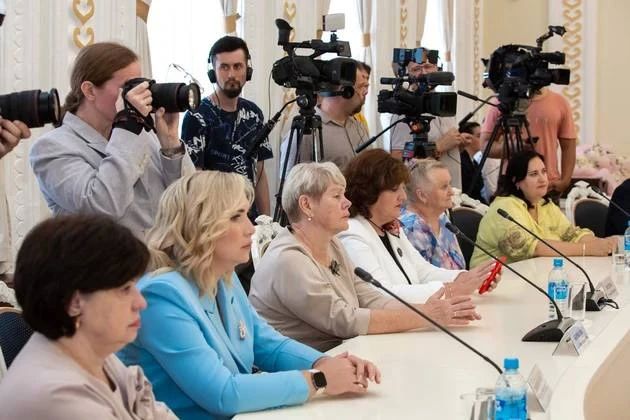 Александр Авдеев вручил премии руководителям из сферы образования региона Александр Авдеев вручил премии руководителям из сферы образования региона