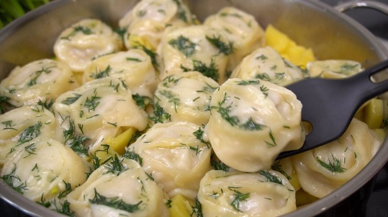 Манты на картофельной подушке: готовим два блюда одновременно