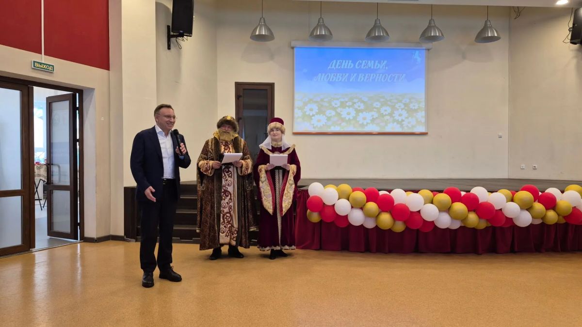 Прямо сейчас в Патриаршем саду проходит торжественное мероприятие, посвящённое Дню семьи, любви и верности! Прямо сейчас в Патриаршем саду проходит торжественное мероприятие, посвящённое Дню семьи, любви и верности!