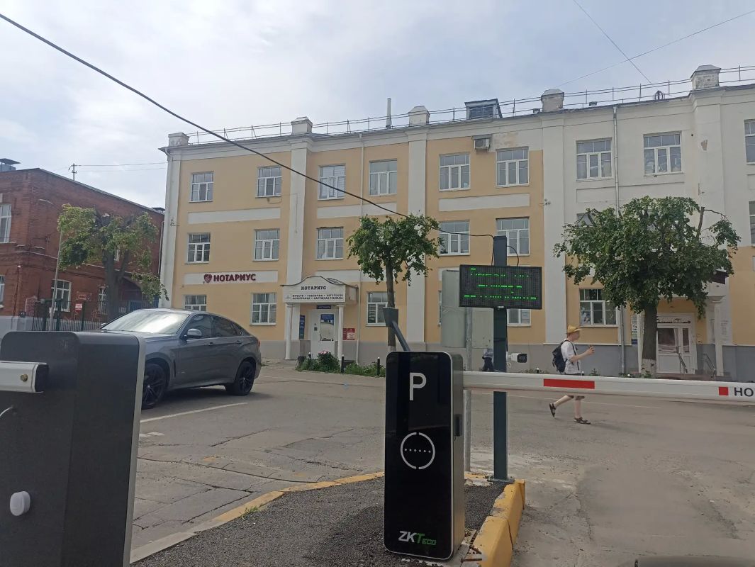 Платная парковка на Спасской улице не будет принимать машины до утра понедельника