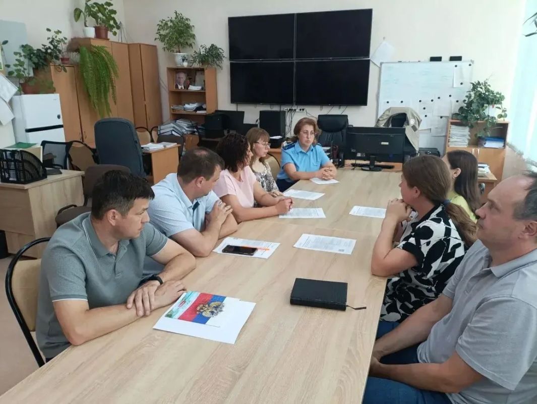 В Муроме старший помощник городского прокурора Наталия Суздальцева рассказала трудовому коллективу крупного предприятия, как не стать жертвой мошенников В Муроме старший помощник городского прокурора Наталия Суздальцева рассказала трудовому коллективу крупного предприятия, как не стать жертвой мошенников