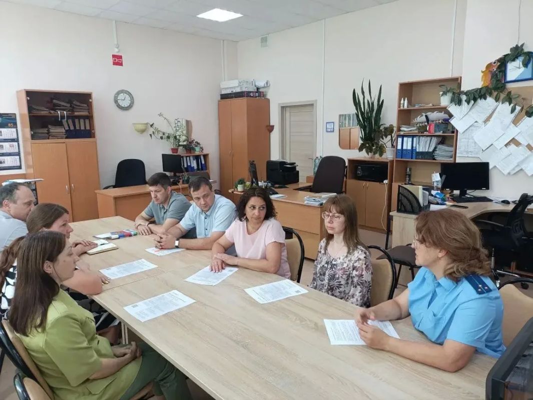 В Муроме старший помощник городского прокурора Наталия Суздальцева рассказала трудовому коллективу крупного предприятия, как не стать жертвой мошенников В Муроме старший помощник городского прокурора Наталия Суздальцева рассказала трудовому коллективу крупного предприятия, как не стать жертвой мошенников