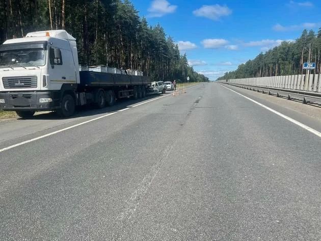 Смертельная авария на М-7: легковушка влетела в большегруз на обочине Смертельная авария на М-7: легковушка влетела в большегруз на обочине