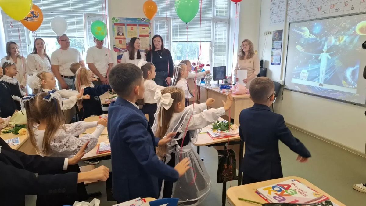 Сегодня школы вновь наполнены звонким смехом, оживлёнными разговорами и радостным предвкушением нового учебного года Сегодня школы вновь наполнены звонким смехом, оживлёнными разговорами и радостным предвкушением нового учебного года