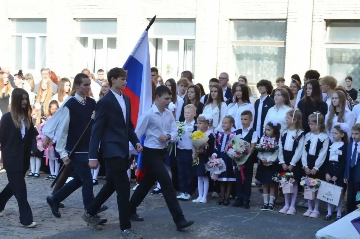Во всех школах с самого рассвета слышны звонкие голоса, смех и тихий шепот тех, кто впервые переступает порог учебного заведения Во всех школах с самого рассвета слышны звонкие голоса, смех и тихий шепот тех, кто впервые переступает порог учебного заведения