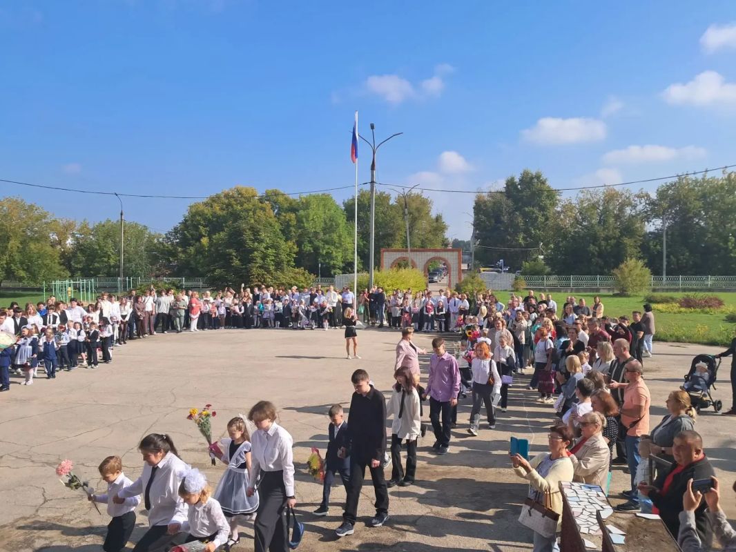 Сегодня школы вновь наполнены звонким смехом, оживлёнными разговорами и радостным предвкушением нового учебного года Сегодня школы вновь наполнены звонким смехом, оживлёнными разговорами и радостным предвкушением нового учебного года