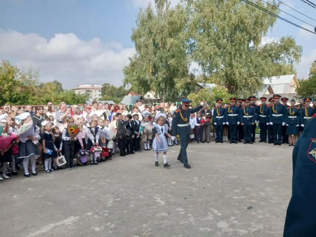 Сегодня школы вновь наполнены звонким смехом, оживлёнными разговорами и радостным предвкушением нового учебного года Сегодня школы вновь наполнены звонким смехом, оживлёнными разговорами и радостным предвкушением нового учебного года