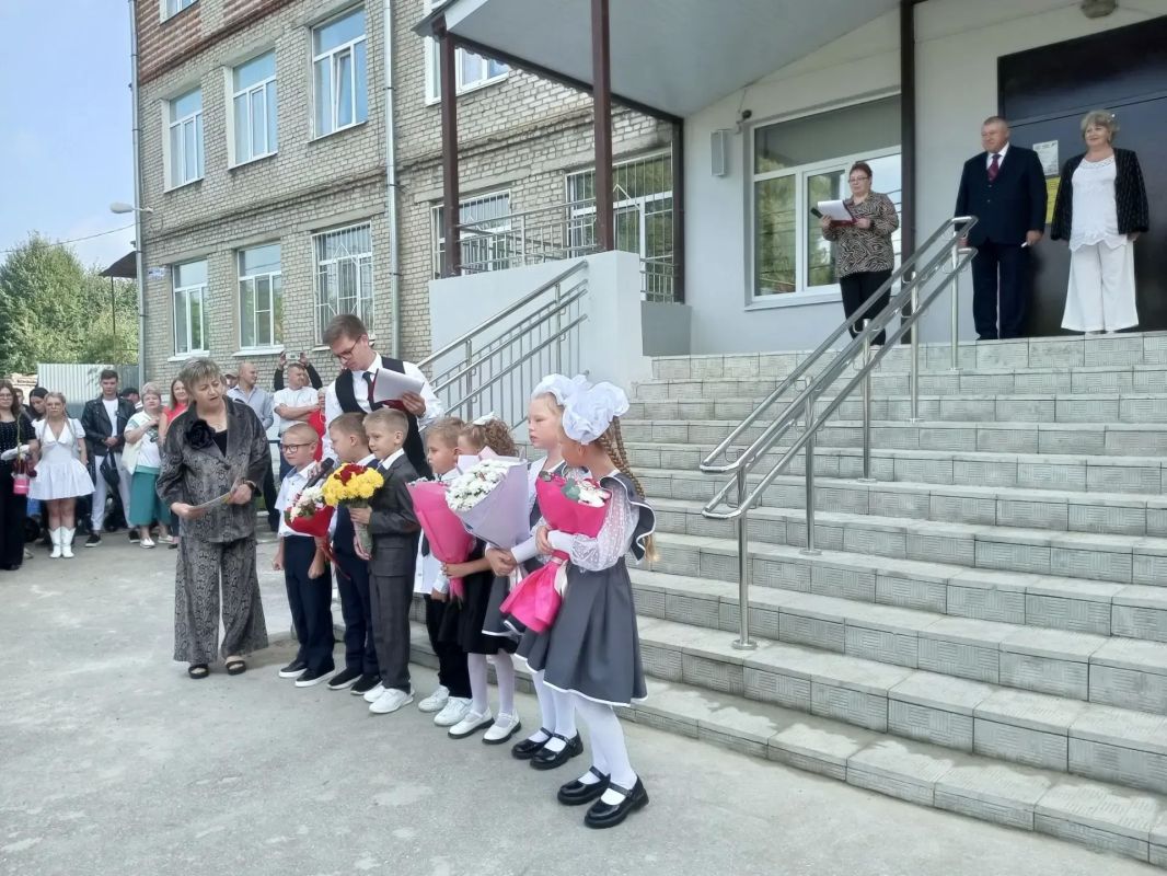 Сегодня школы вновь наполнены звонким смехом, оживлёнными разговорами и радостным предвкушением нового учебного года Сегодня школы вновь наполнены звонким смехом, оживлёнными разговорами и радостным предвкушением нового учебного года