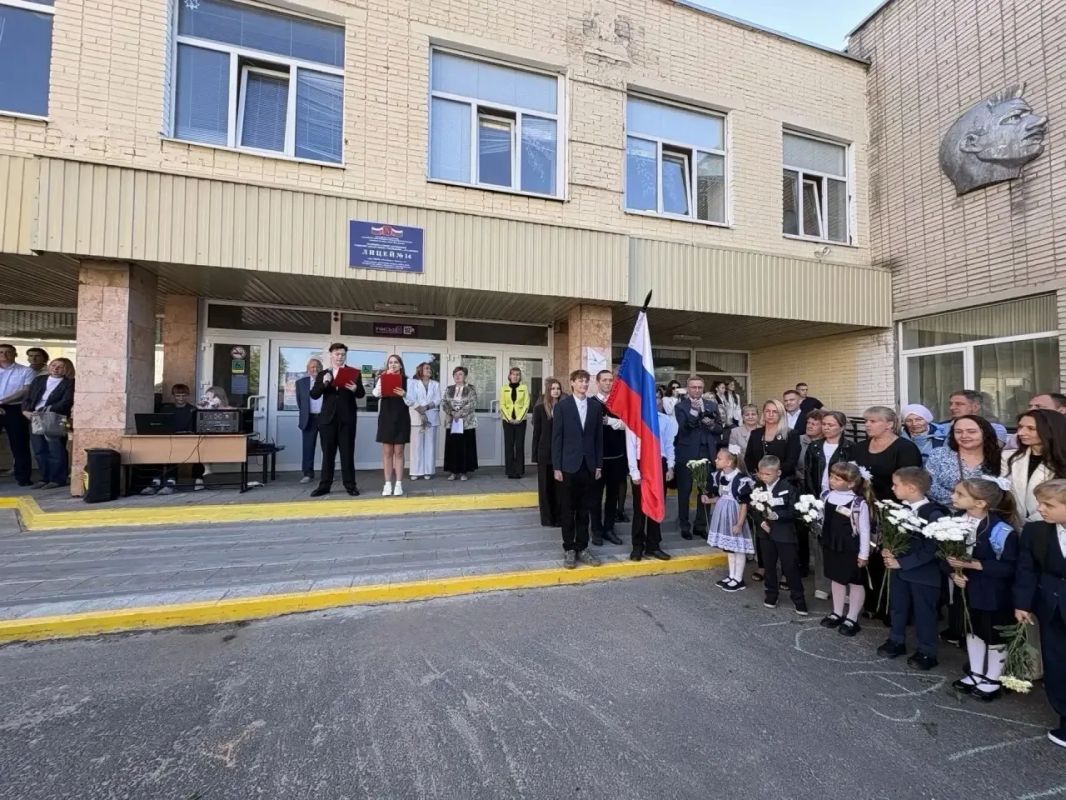 Во всех школах с самого рассвета слышны звонкие голоса, смех и тихий шепот тех, кто впервые переступает порог учебного заведения Во всех школах с самого рассвета слышны звонкие голоса, смех и тихий шепот тех, кто впервые переступает порог учебного заведения