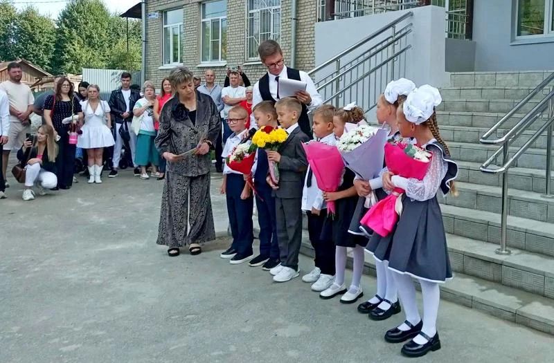 Торжественная линейка в День знаний: школа №4 распахнула двери после ремонта Торжественная линейка в День знаний: школа №4 распахнула двери после ремонта