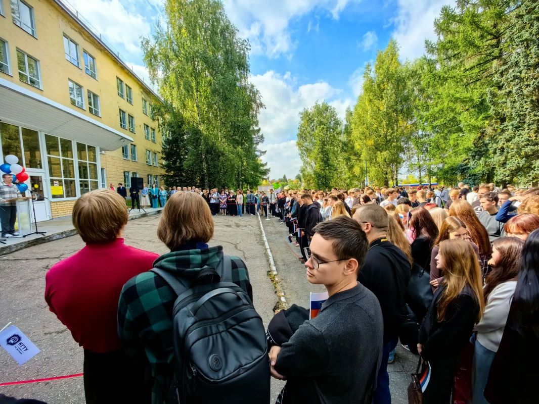 Сегодня школы вновь наполнены звонким смехом, оживлёнными разговорами и радостным предвкушением нового учебного года Сегодня школы вновь наполнены звонким смехом, оживлёнными разговорами и радостным предвкушением нового учебного года