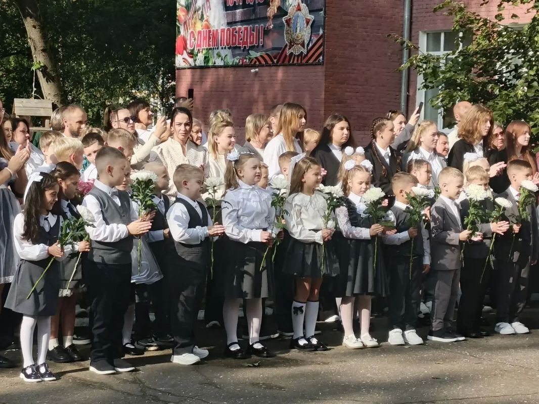 Сегодня школы вновь наполнены звонким смехом, оживлёнными разговорами и радостным предвкушением нового учебного года Сегодня школы вновь наполнены звонким смехом, оживлёнными разговорами и радостным предвкушением нового учебного года