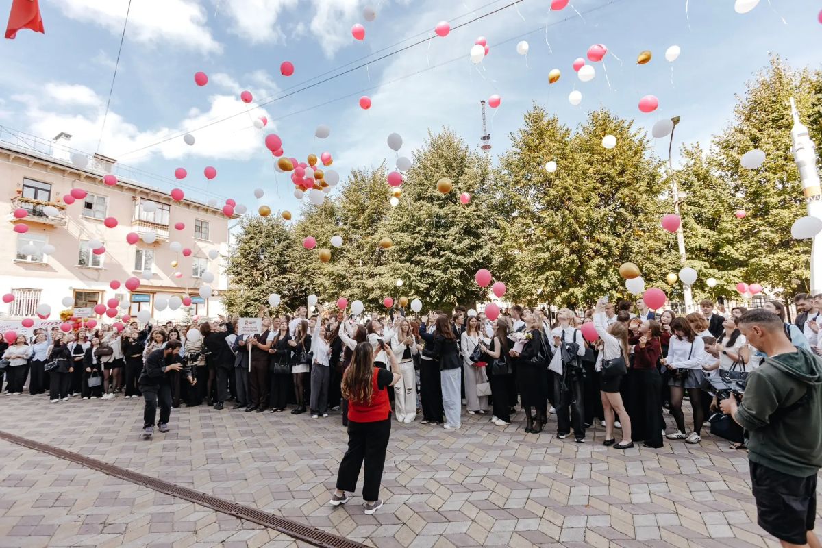 Торжественные линейки прошли не только для школьников, но и для студентов Торжественные линейки прошли не только для школьников, но и для студентов