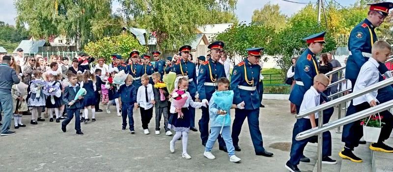 Торжественная линейка в День знаний: школа №4 распахнула двери после ремонта Торжественная линейка в День знаний: школа №4 распахнула двери после ремонта