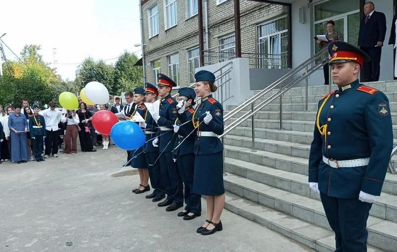Торжественная линейка в День знаний: школа №4 распахнула двери после ремонта Торжественная линейка в День знаний: школа №4 распахнула двери после ремонта