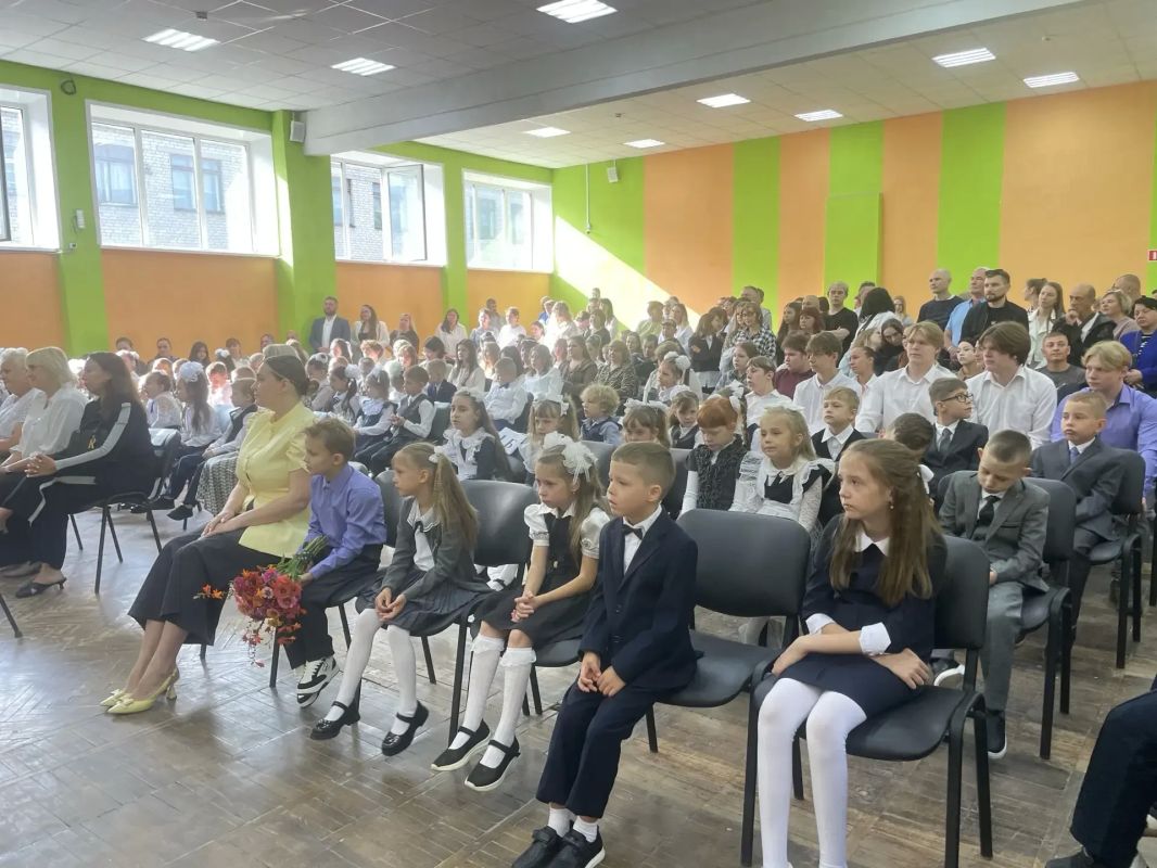 Сегодня школы вновь наполнены звонким смехом, оживлёнными разговорами и радостным предвкушением нового учебного года Сегодня школы вновь наполнены звонким смехом, оживлёнными разговорами и радостным предвкушением нового учебного года
