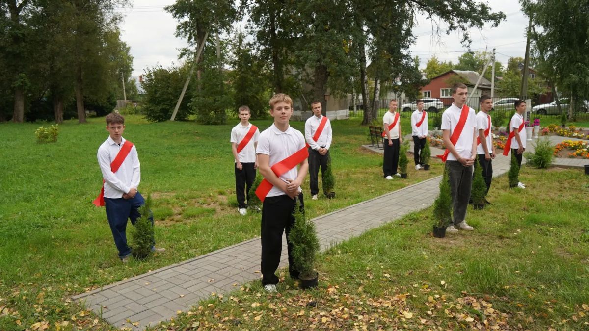 В Покрове на территории школы заложили памятную аллею В Покрове на территории школы заложили памятную аллею