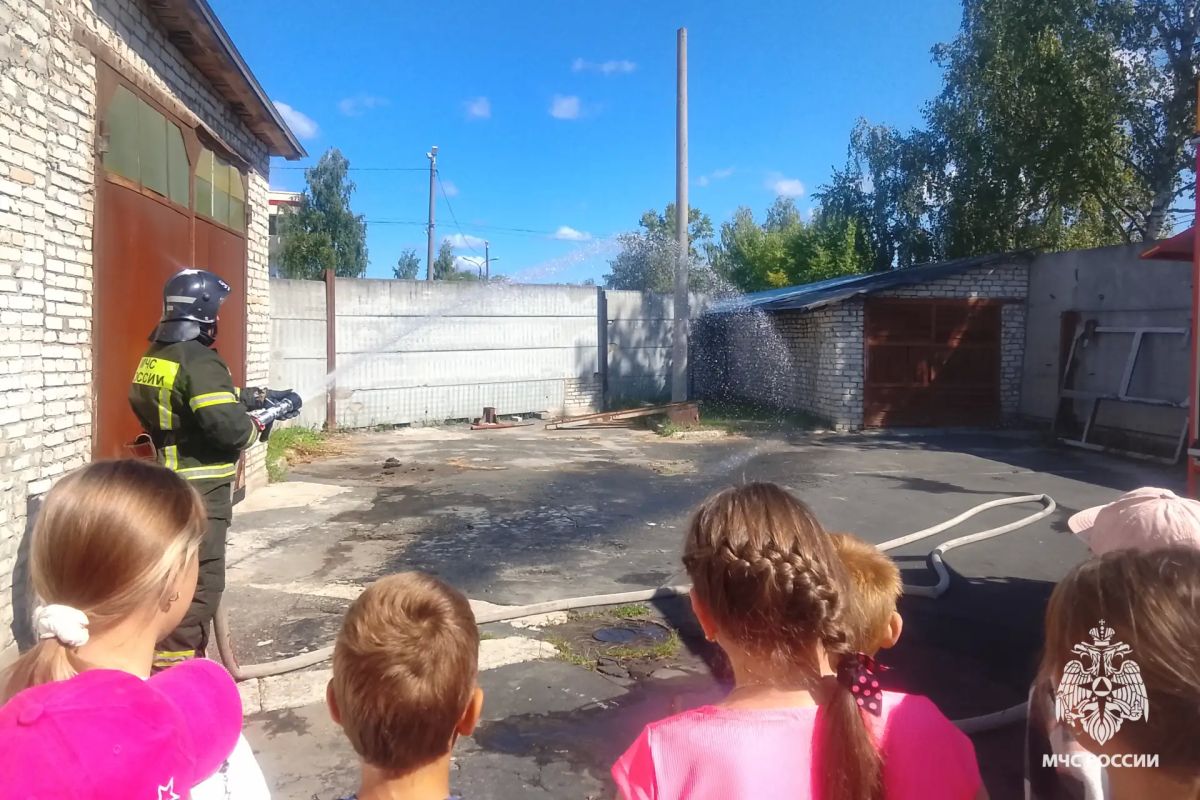 Безопасный сентябрь: в пожарно-спасательных частях проходят дни открытых дверей Безопасный сентябрь: в пожарно-спасательных частях проходят дни открытых дверей