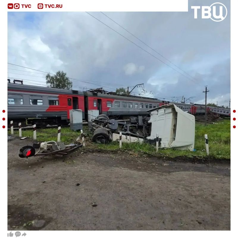 Электричка столкнулась с грузовиком и сошла с рельс во Владимирской области Электричка столкнулась с грузовиком и сошла с рельс во Владимирской области