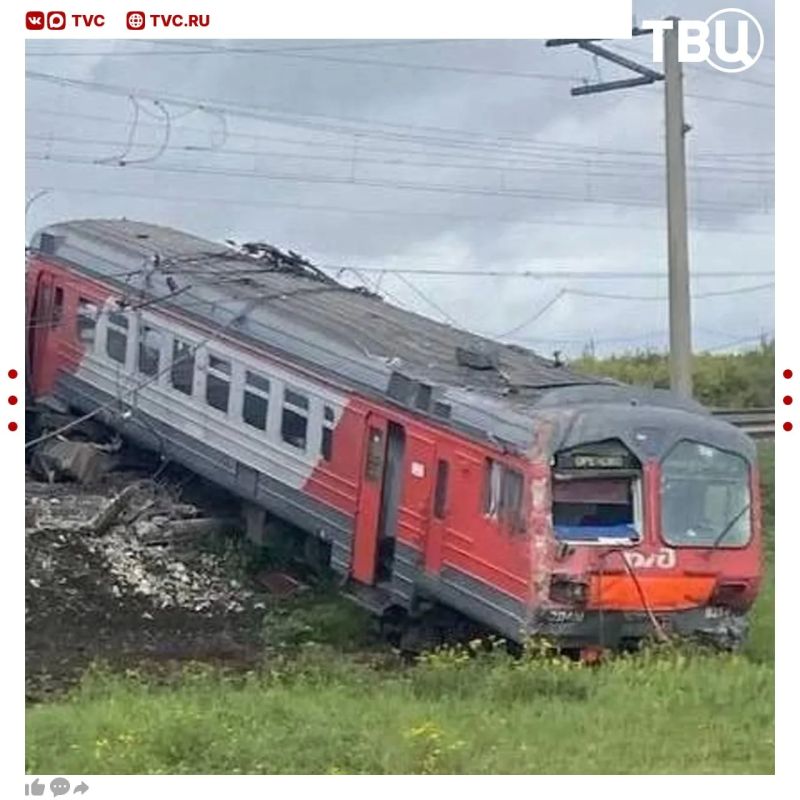 Электричка столкнулась с грузовиком и сошла с рельс во Владимирской области Электричка столкнулась с грузовиком и сошла с рельс во Владимирской области