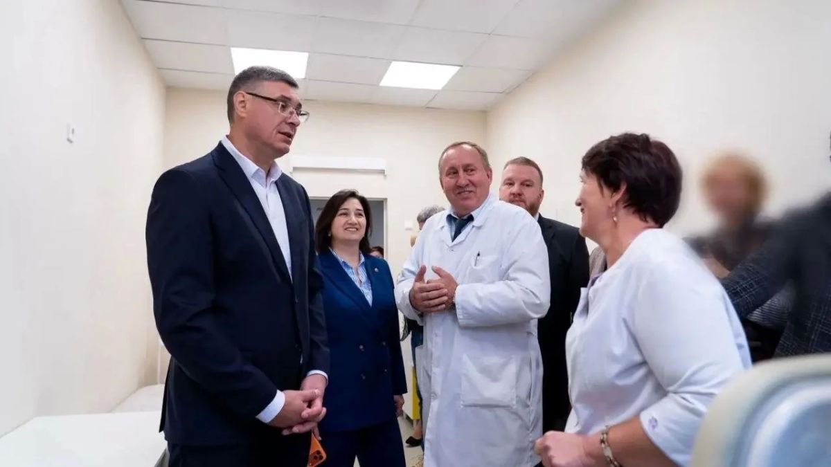 Пресс-служба правительства Владимирской области замазала на фотографии журналистку, которая задавала «неудобные» вопросы губернатору Пресс-служба правительства Владимирской области замазала на фотографии журналистку, которая задавала «неудобные» вопросы губернатору