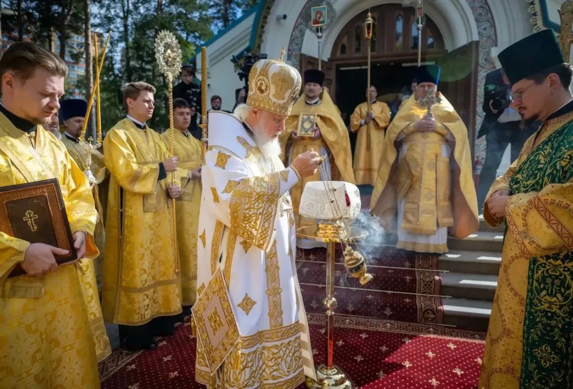 Святейший Патриарх Кирилл освятил храм на территории Федерального научного центра гигиены имени Ф. Ф. Эрисмана Святейший Патриарх Кирилл освятил храм на территории Федерального научного центра гигиены имени Ф. Ф. Эрисмана
